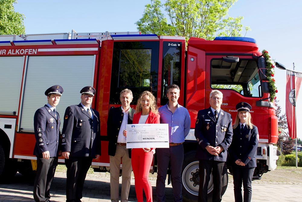 Pfarrer Gerhard Stern und Pfarrerin Barbara Kovarik bei der Segnung des Feuerwehrautos.