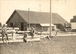 Holzwerke Winzierl anno 1935. Im Vordergrund steht Hans Weinzierl vor einem Stamm.