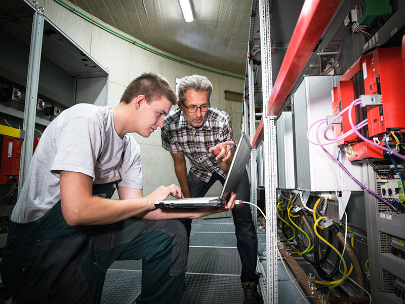 Elektroniker bei der Überprüfung der Anlage.